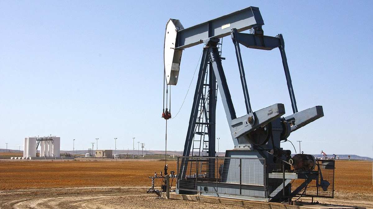 Precio del petróleo de Arabia Saudita sufre caída, mientras que el de Texas abre al alza