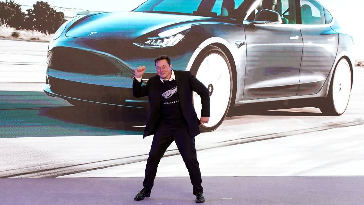 Acciones Tesla caen por trino de Musk sobre manejo autónomo