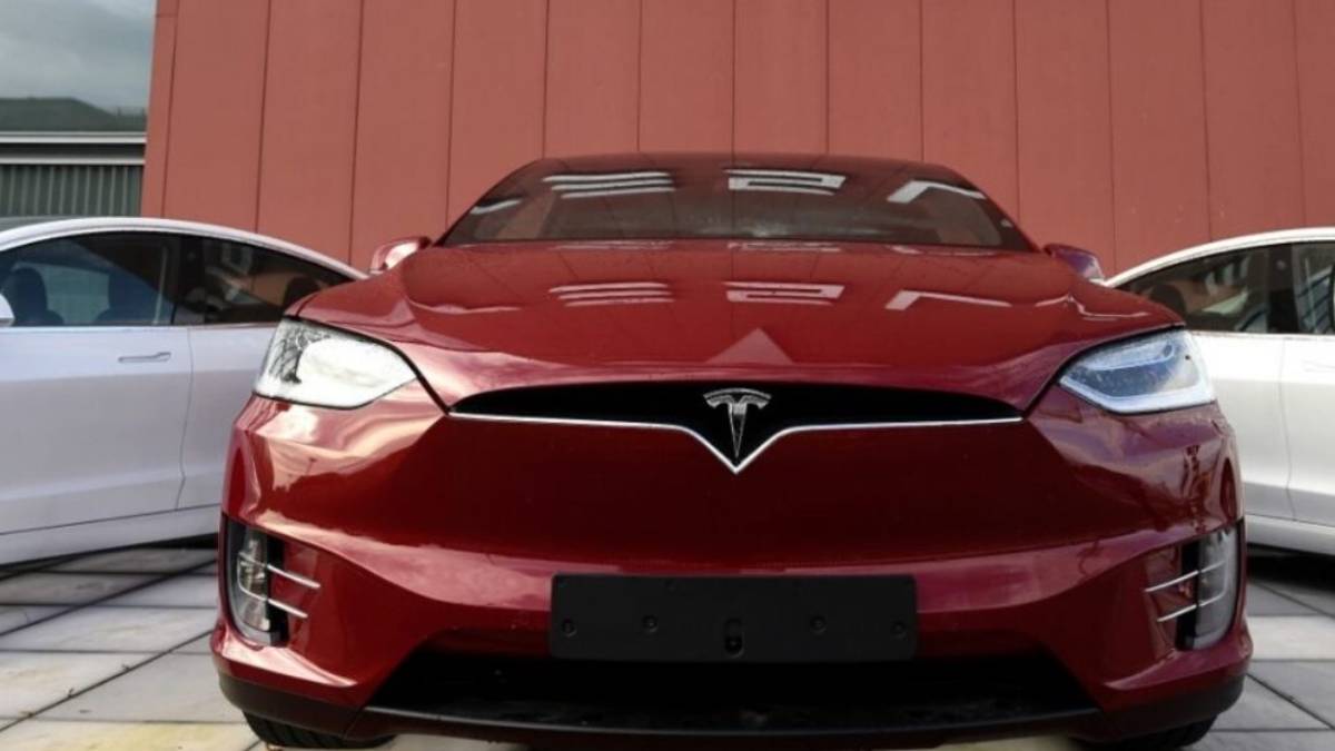 Acciones de Tesla caen y llaman a revisión a 6.000 vehículos