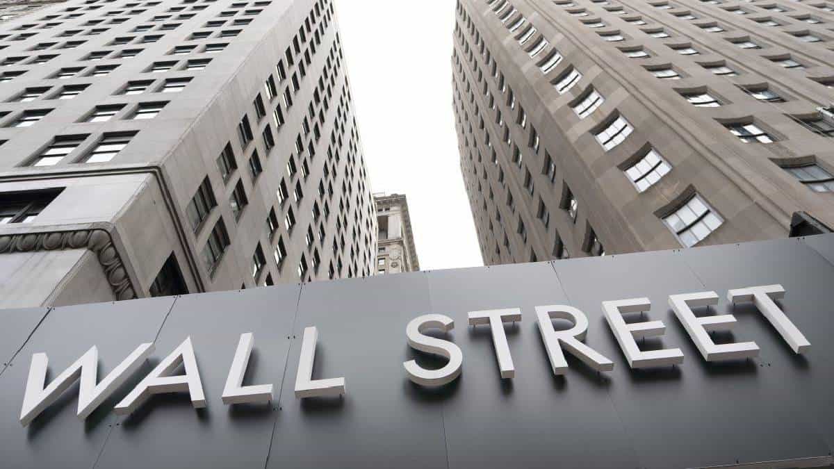 Wall Street cierra a la baja afectado por la variante Delta